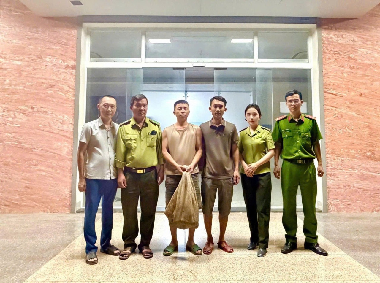  Anh Lê Thanh Tùng chủ động đưa 2 cá thể tê tê đến trình báo tại Công an xã Cam Lộ