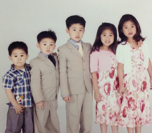 5 anh chị em ruột được chụp ảnh vào năm 2004. Ảnh: Niq Chen
