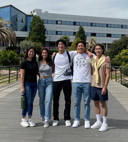 5 anh chị em chụp ảnh trong kỳ nghỉ năm 2014 tại Tây Ban Nha.