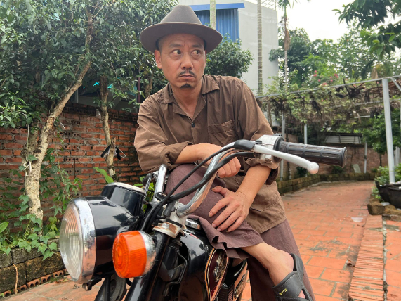 Đạo diễn là con trai NSND nổi tiếng, từng chỉ đạo cả bố đóng phim: U55 viên mãn bên vợ kém 9 tuổi, từng đi thi Hoa hậu