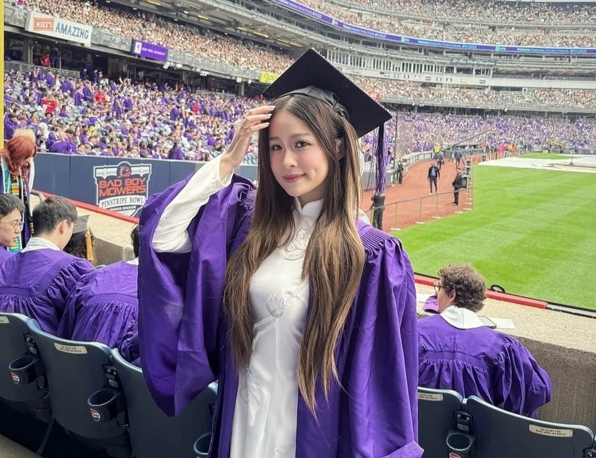 Chao trong buổi lễ tốt nghiệp tại Đại học New York (Mỹ)