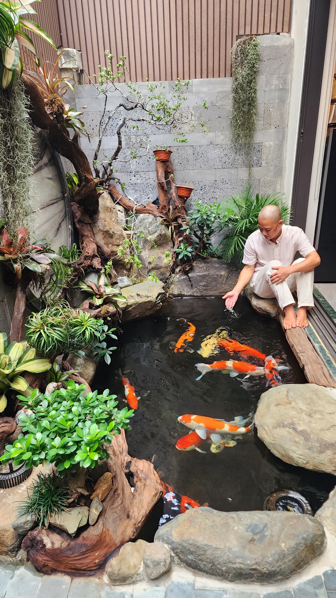 Đạo diễn là con trai NSND nổi tiếng, từng chỉ đạo cả bố đóng phim: U55 viên mãn bên vợ kém 9 tuổi, từng đi thi Hoa hậu