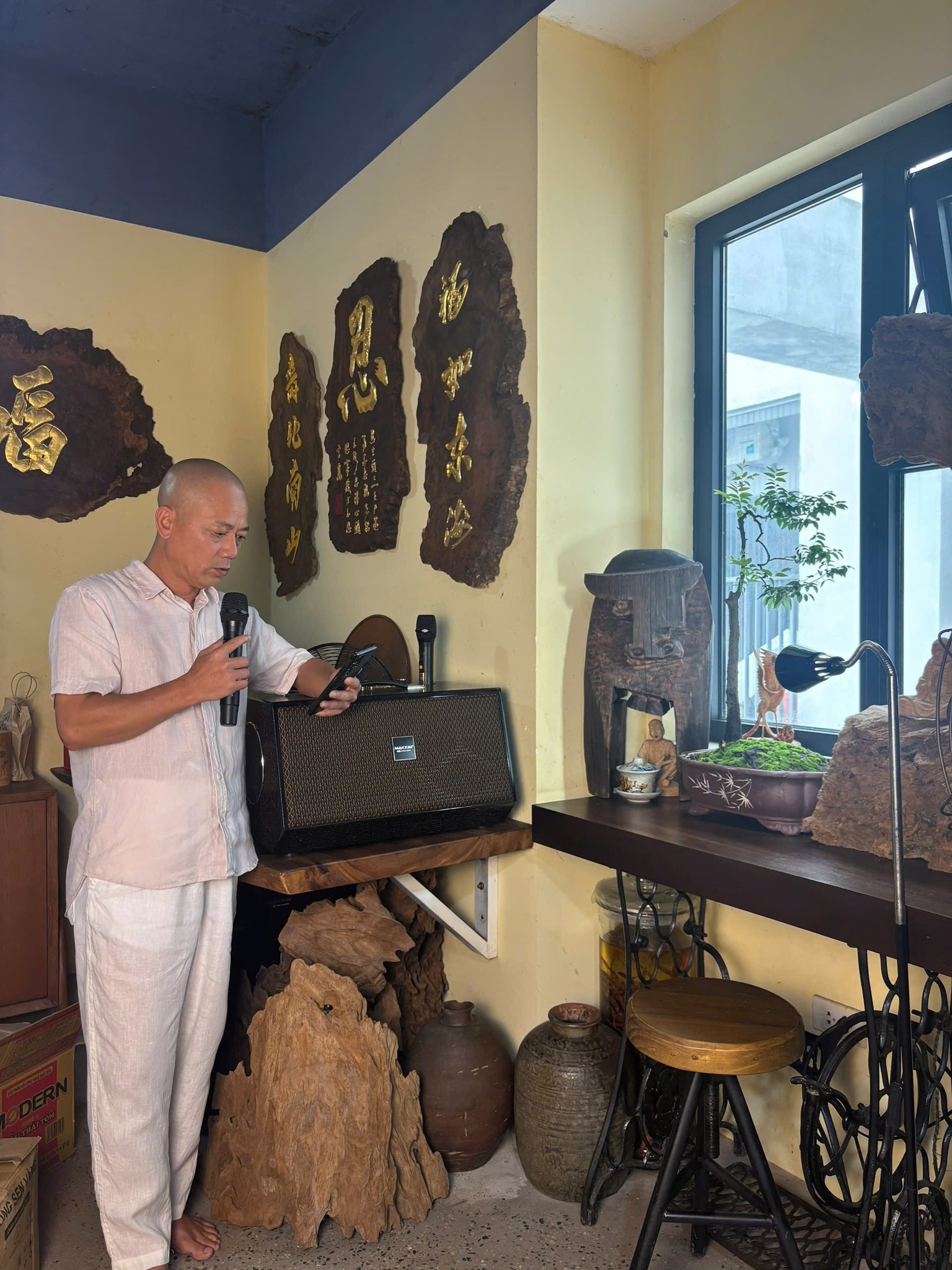 Đạo diễn là con trai NSND nổi tiếng, từng chỉ đạo cả bố đóng phim: U55 viên mãn bên vợ kém 9 tuổi, từng đi thi Hoa hậu