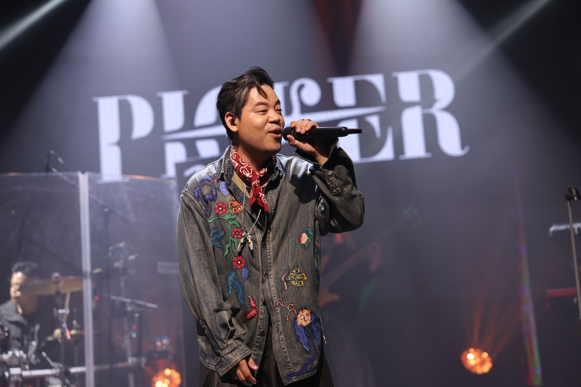 Giọng ca chính Dương Trần Nghĩa sở hữu chất giọng khàn đặc trưng, từng gây tiếng vang tại The Voice 2012