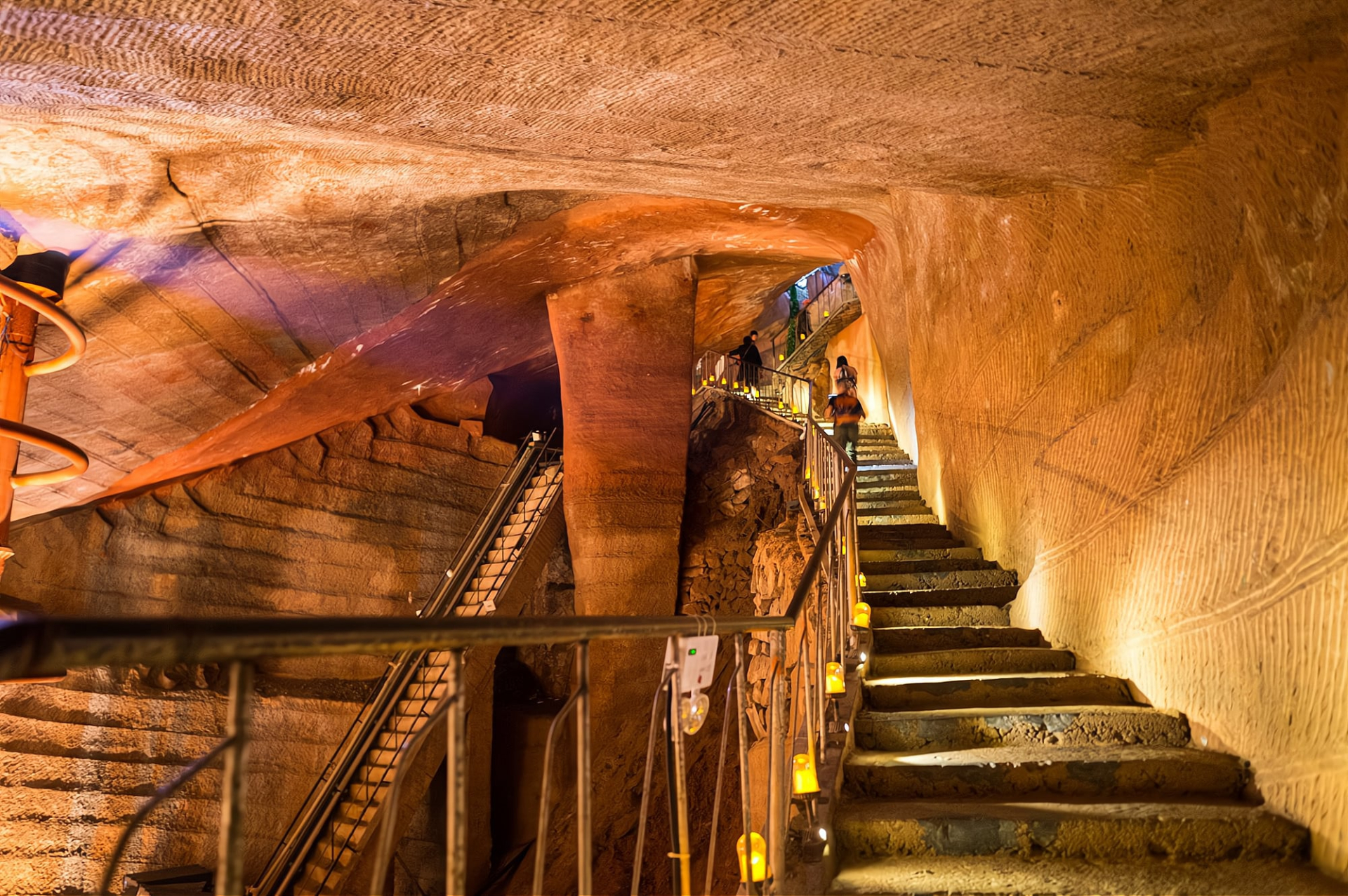 Huy động 4 máy bơm hoạt động suốt 17 ngày đêm mới hút cạn ao cá, dân làng phát hiện “kỳ quan” rộng 30.000 m² hiếm có trên thế giới