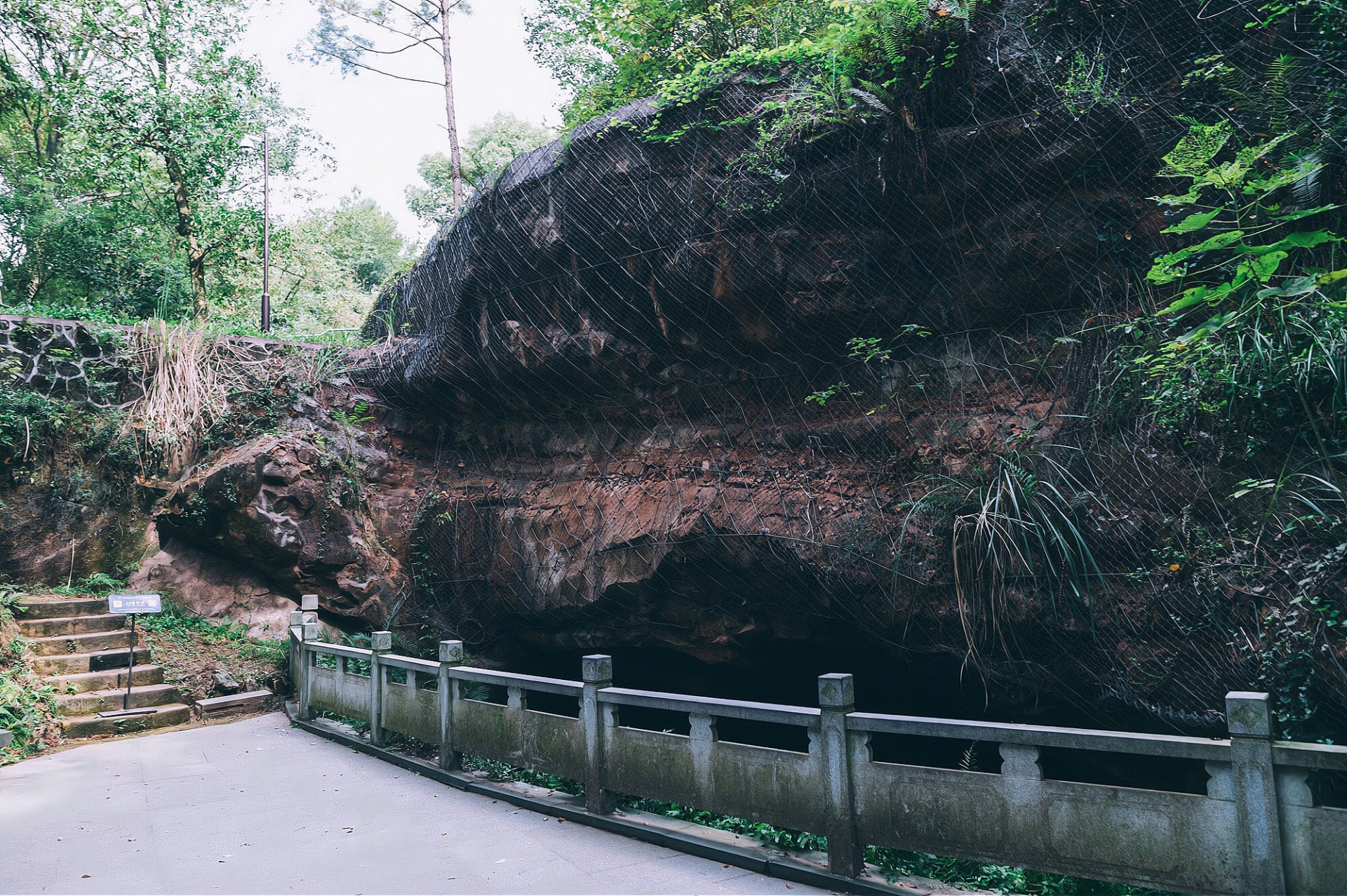 Huy động 4 máy bơm hoạt động suốt 17 ngày đêm mới hút cạn ao cá, dân làng phát hiện “kỳ quan” rộng 30.000 m² hiếm có trên thế giới