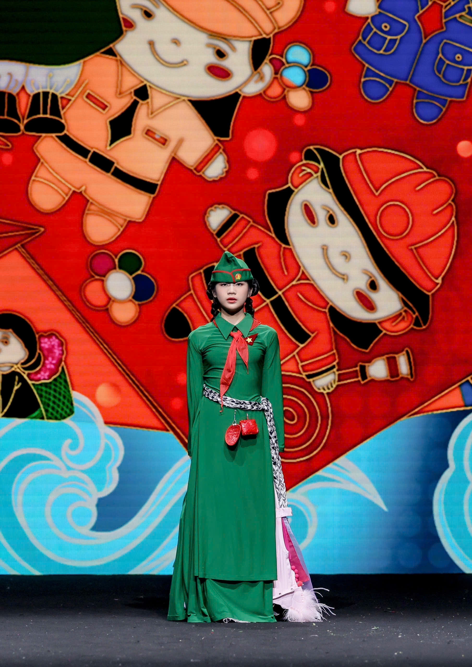 Người Việt mang ‘Dế mèn phiêu lưu ký’, hát bội, hoa giấy Thanh Tiên của Huế… lên sàn diễn thời trang quốc tế