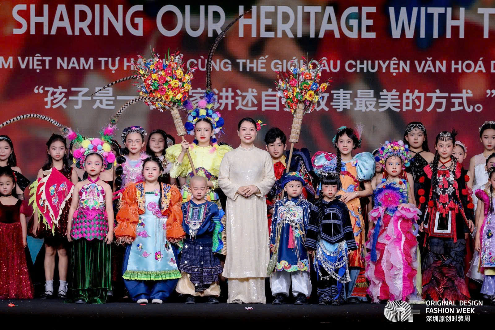 Người Việt mang ‘Dế mèn phiêu lưu ký’, hát bội, hoa giấy Thanh Tiên của Huế… lên sàn diễn thời trang quốc tế