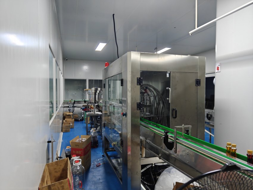 Đột kích đường dây sản xuất gia vị lẩu giả bán cho nhiều nhà hàng lớn: Tiêu thụ 6,5 triệu chai, tổng giá trị hơn 54 tỷ đồng