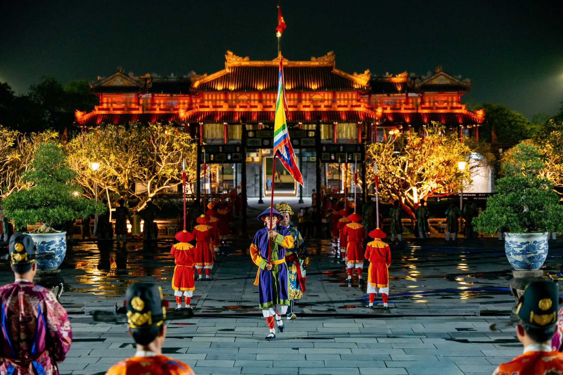   Lễ đổi gác là nghi thức cung đình được phục dựng, tái hiện hoạt động thay phiên canh gác của lính triều Nguyễn, trở thành điểm nhấn hấp dẫn khi tham quan Đại Nội Huế. Hình ảnh trong khuôn khổ Festival Huế 2026, chương trình “Hoàng cung Huyền ảo”.  