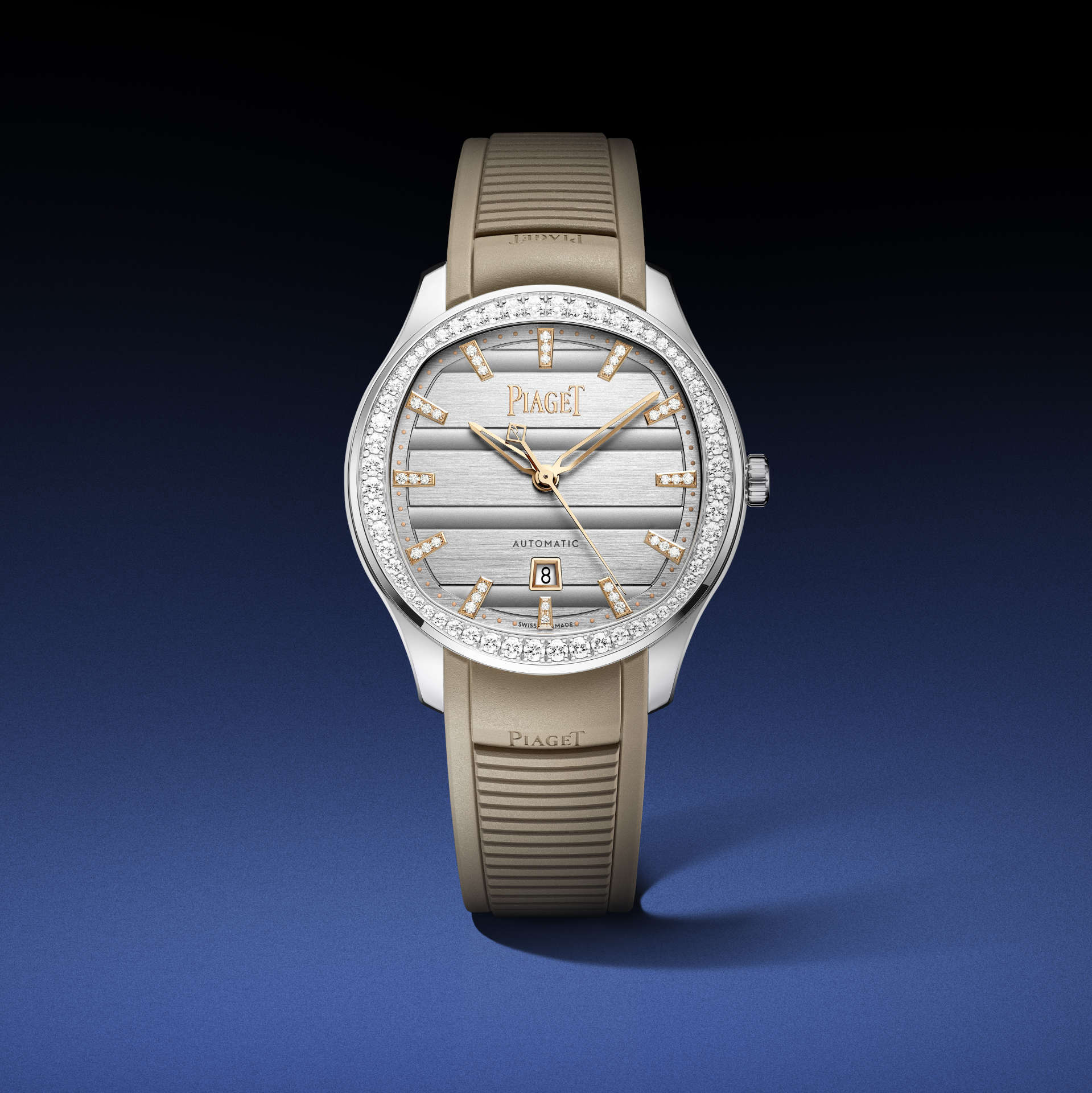     Trong khi đó, phiên bản nữ 36mm sở hữu dây cao su màu be thanh lịch, kết hợp cùng đai kính nạm kim cương tinh xảo. Cả hai mẫu đồng hồ đều sử dụng mặt số màu bạc với các đường khía nổi đúng chất cặp đôi.   