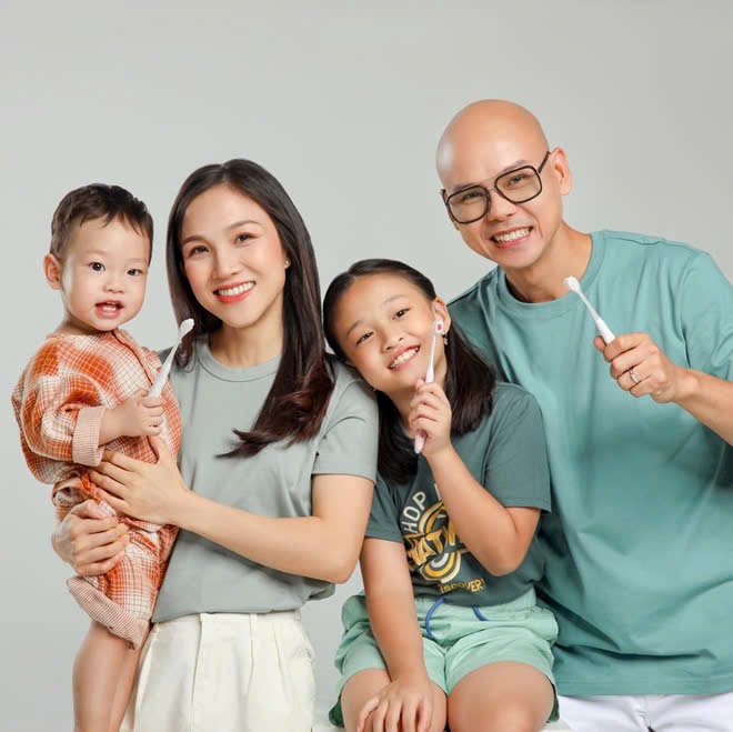 Phan Đinh Tùng bên gia đình của mình