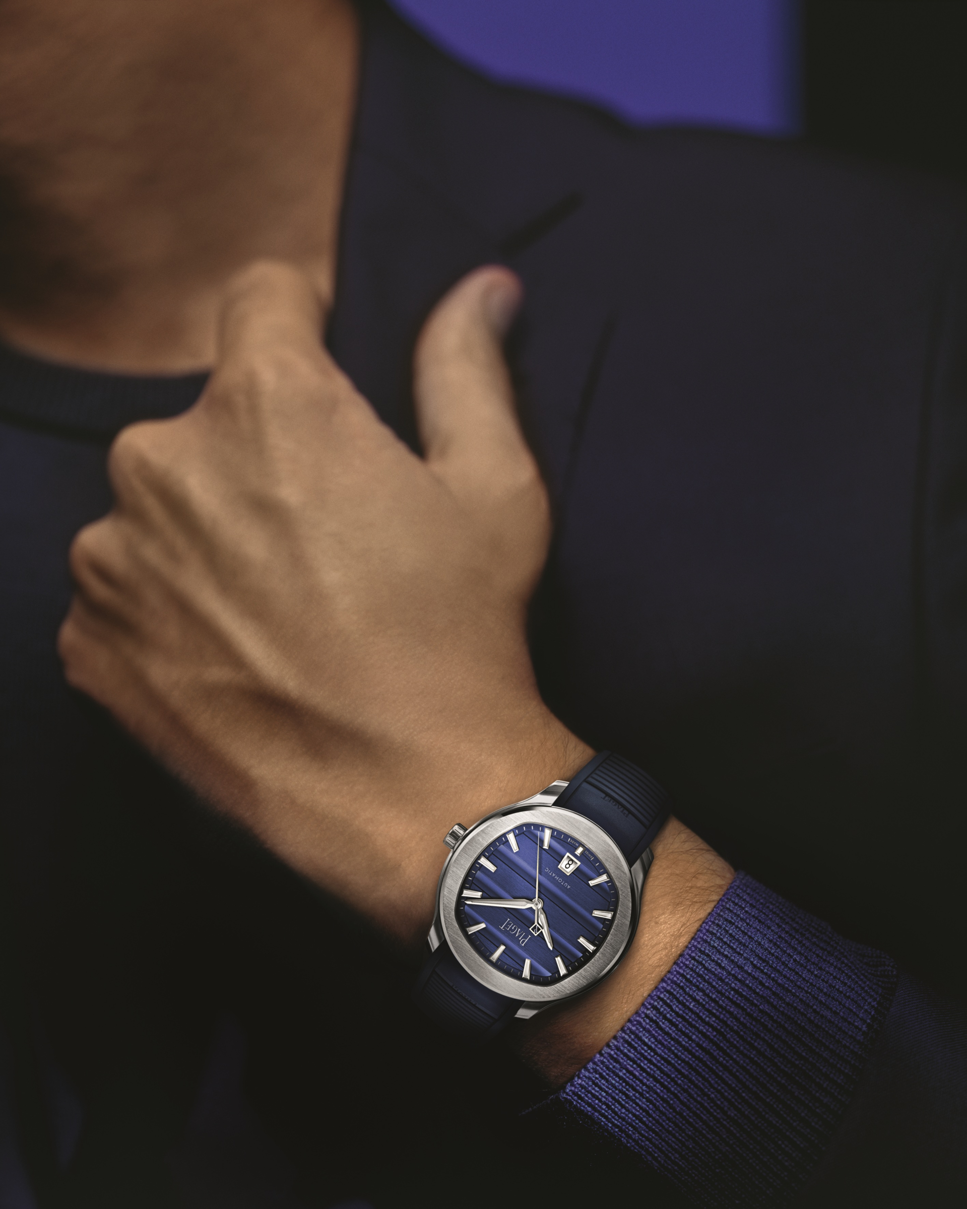 Ở phiên bản 42mm, Piaget mang đến hai lựa chọn chất liệu: thép không gỉ cho những ai yêu thích sự năng động và vàng hồng 18K dành cho những buổi tối tiệc tùng sang trọng. Cơ chế thay dây thông minh cho phép người dùng chuyển đổi linh hoạt giữa dây thép/vàng và dây cao su xanh lam, giúp chiếc đồng hồ dễ dàng thích nghi với lịch trình chủ nhân.