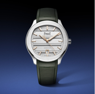 Mẫu dành cho quý ông có mặt số 42mm, đi kèm dây đeo cao su màu xanh khaki - một tông màu thú vị gợi nhắc tinh thần phiêu lưu, đồng thời tương phản thú vị với mặt số màu bạc sáng mịn.