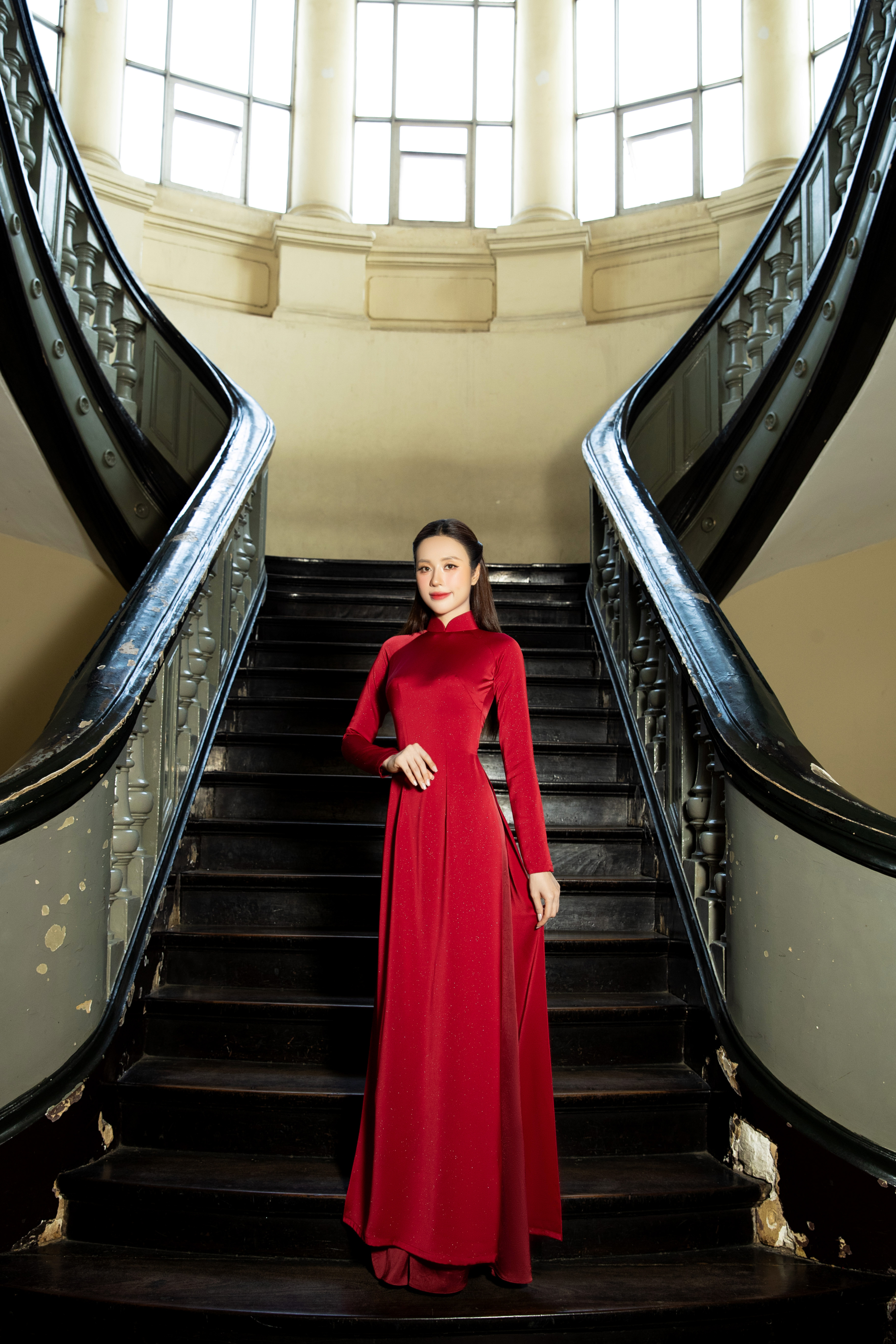 Mỹ nhân Việt gây ấn tượng với nhan sắc rạng rỡ, nổi bật trong tà áo dài đỏ