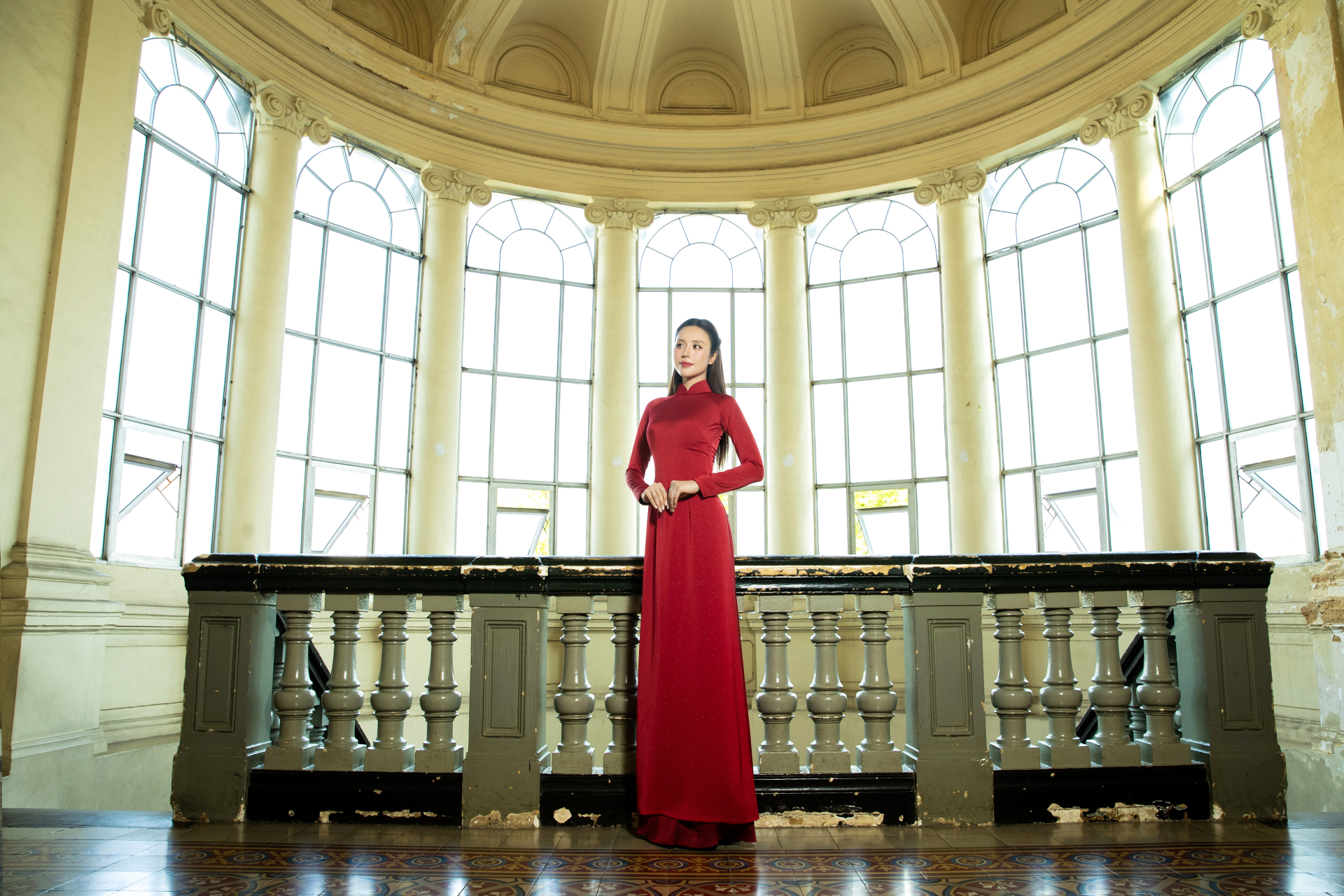 Mỹ nhân Việt gây ấn tượng với nhan sắc rạng rỡ, nổi bật trong tà áo dài đỏ