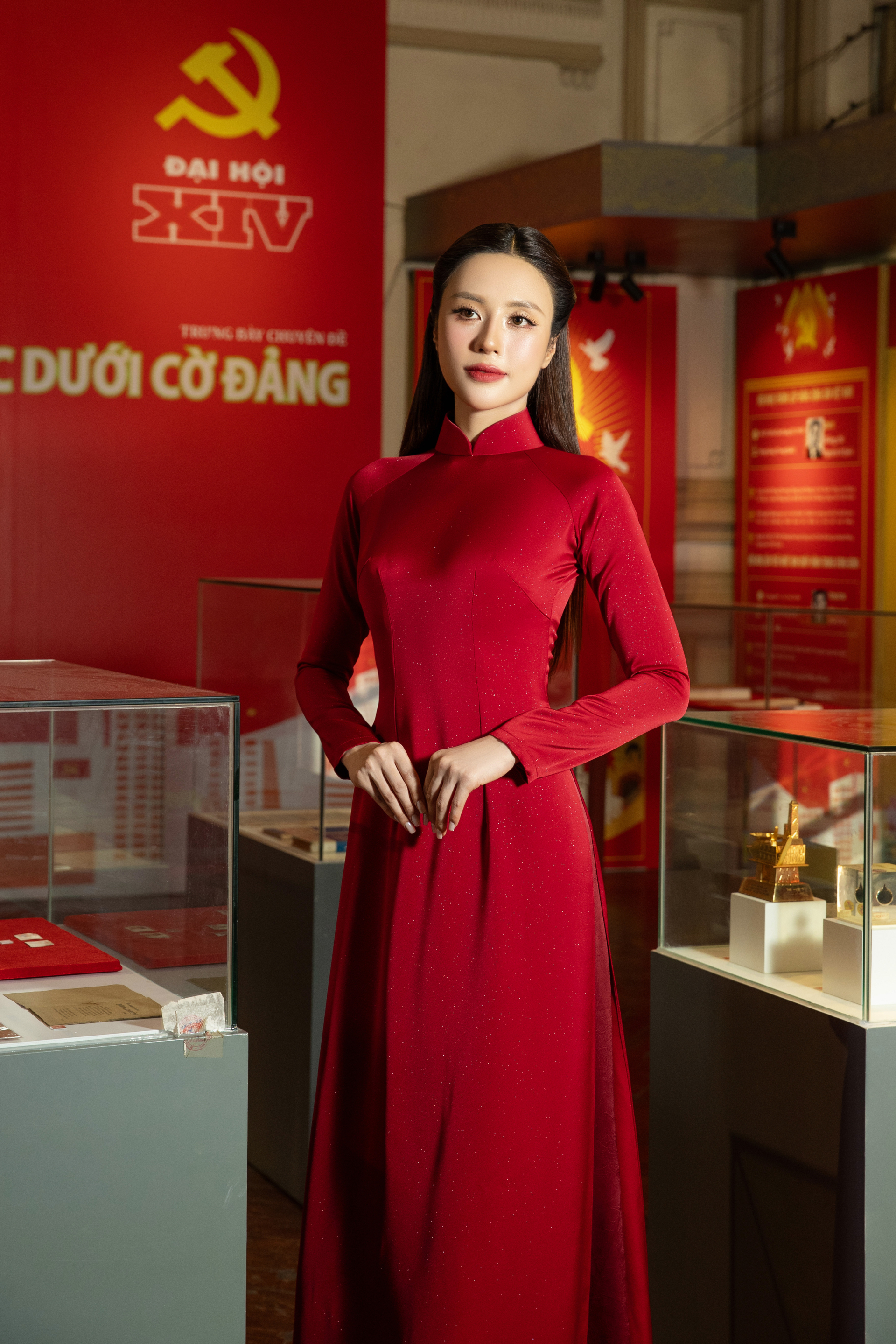 Mỹ nhân Việt gây ấn tượng với nhan sắc rạng rỡ, nổi bật trong tà áo dài đỏ