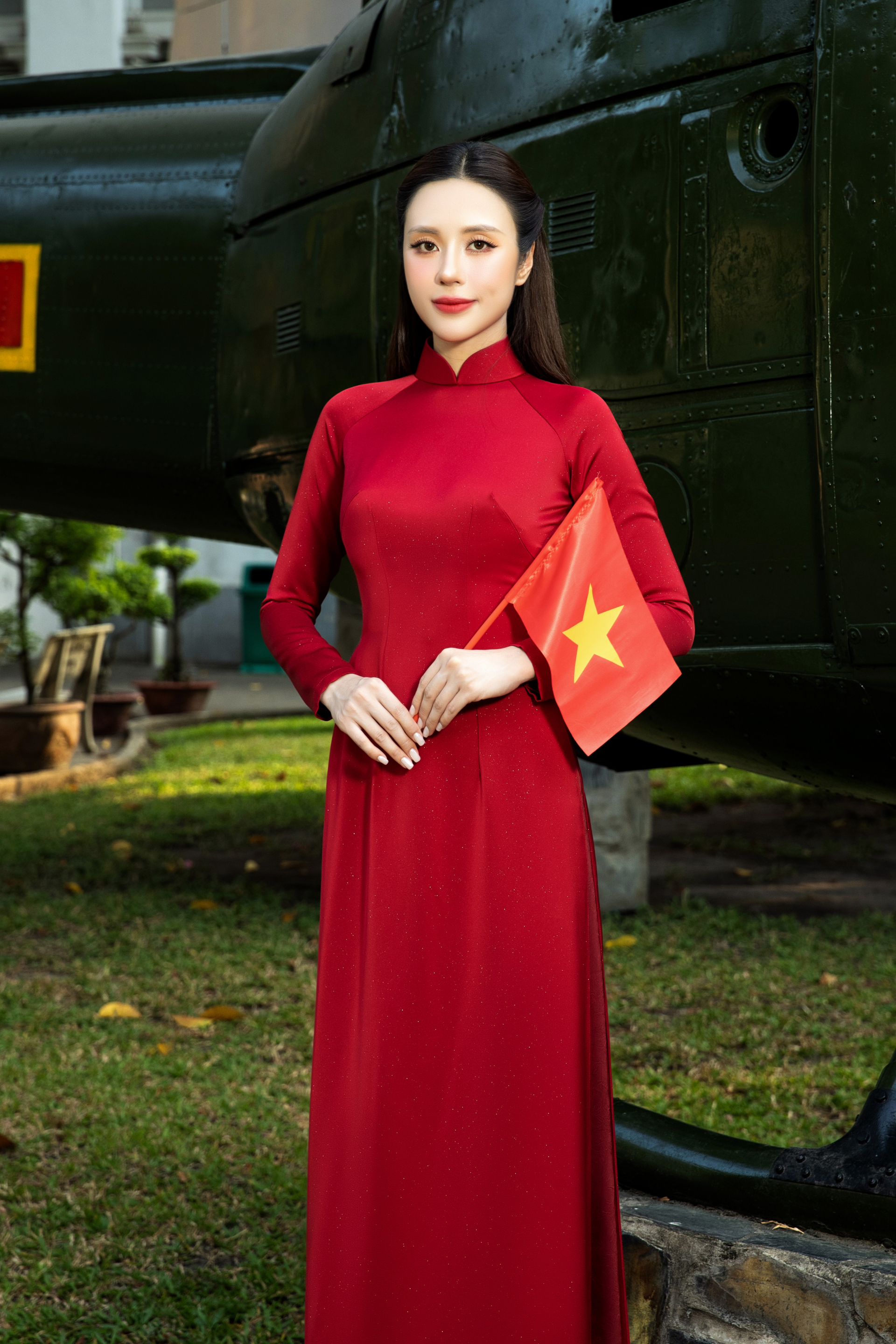Mỹ nhân Việt gây ấn tượng với nhan sắc rạng rỡ, nổi bật trong tà áo dài đỏ