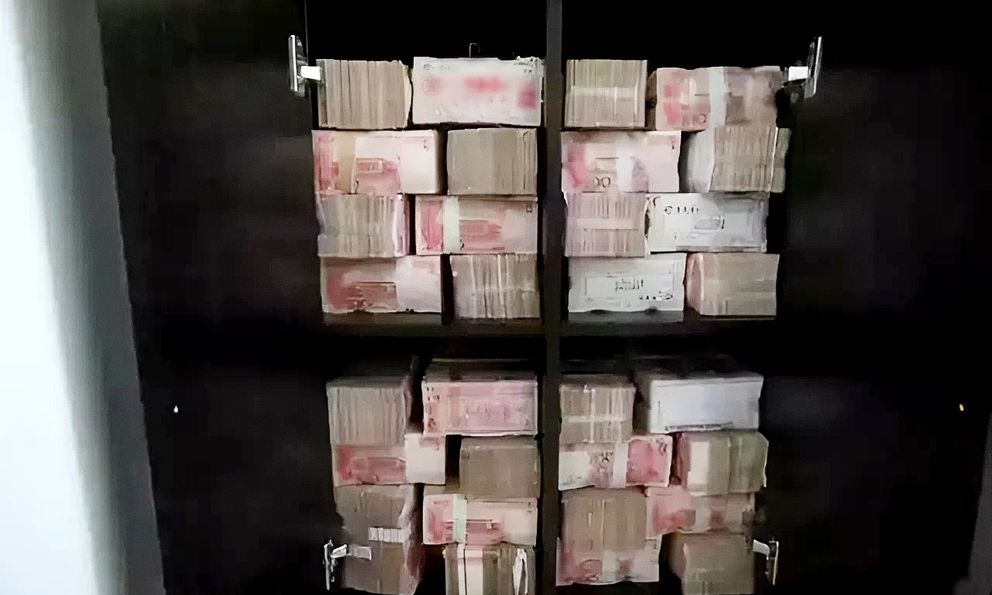 Đột kích căn hộ của nữ CEO công ty mỹ phẩm, công an tịch thu hơn 770 tỷ đồng tiền mặt chất như núi, 3 xe tải mới chở hết