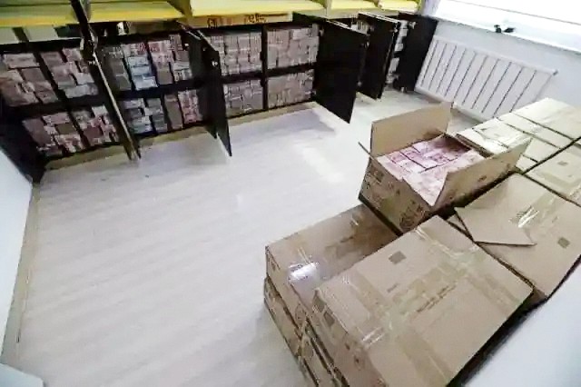 Từng cọc tiền mặt chất cao như núi xếp đầy trong tủ và thùng giấy ở nhà bà Chu