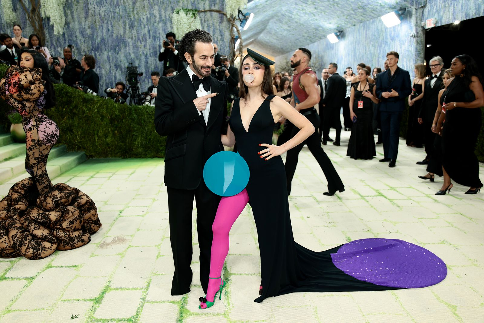 Marc Jacobs (trái) và Rachel Sennott