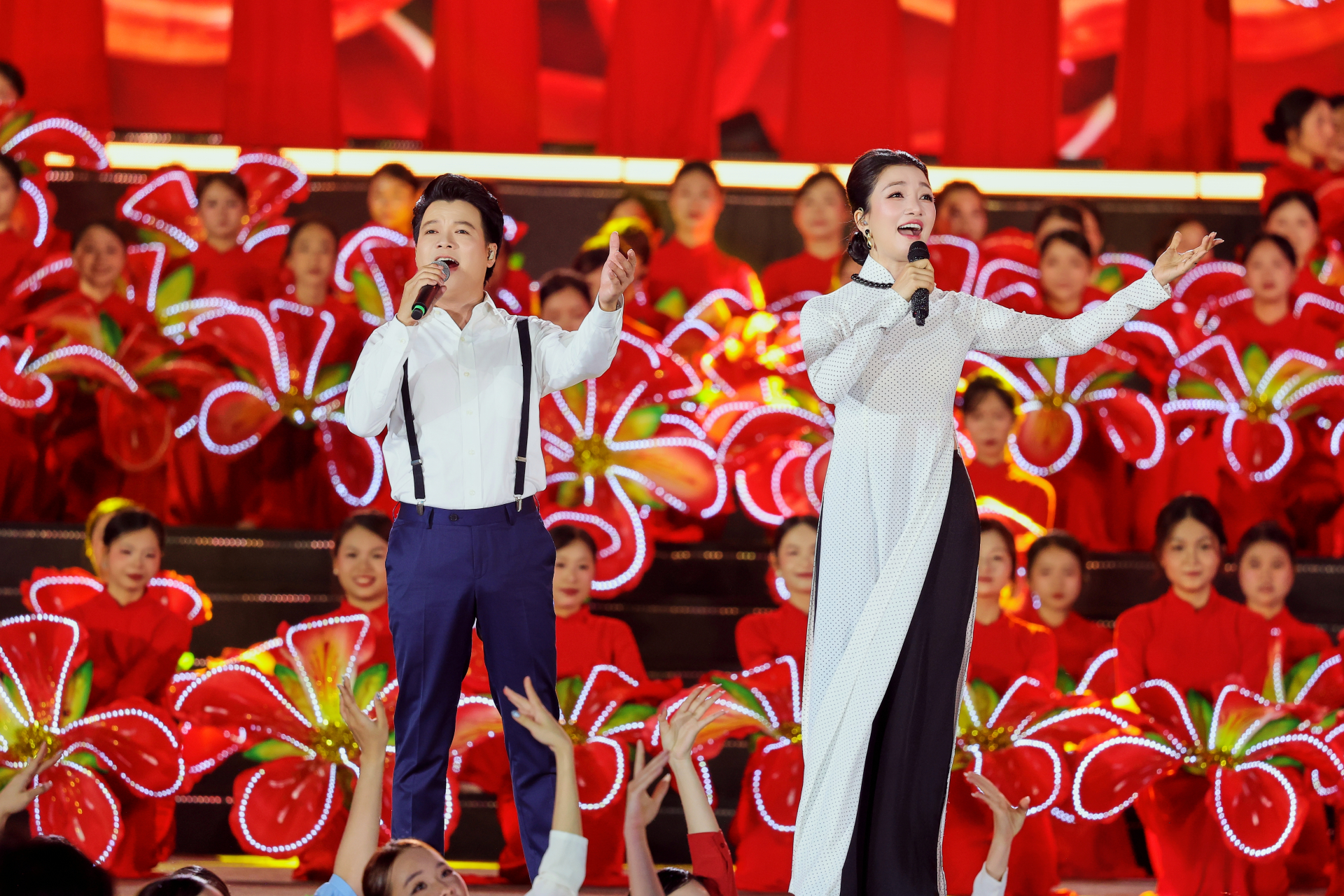 Ấn tượng cách Vietnamshow tái hiện khí chất thành phố Cảng trong khai mạc Lễ hội Hoa Phượng Đỏ - Hải Phòng 2026 