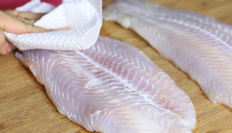 Chiên cá đừng chỉ dùng mỗi dầu ăn: Thả thêm 1 thứ này vào chảo, cá giòn rụm, không bắn dầu mà lại thơm ngon hấp dẫn