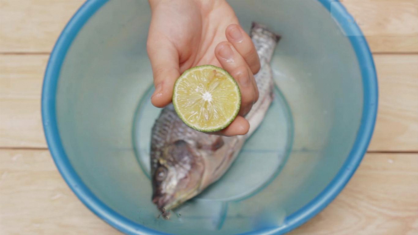 Đây chính là “bí quyết” của mùi tanh: Cho vào khi rửa cá, tanh mấy cũng biến mất, thịt mềm ngọt bất ngờ