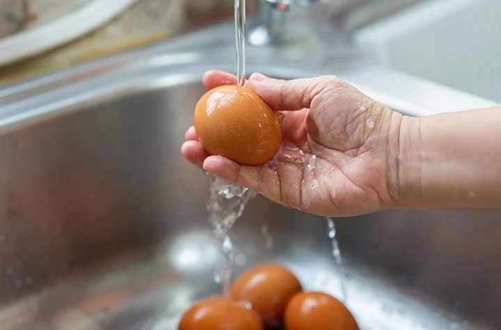 Có nên rửa trứng trước khi nấu? Lời khuyên cho các gia đình thường xuyên ăn trứng