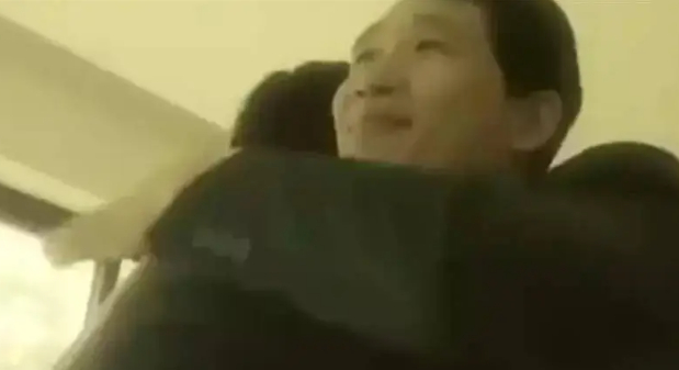 Cho cậu bé nghèo 3,8 triệu đồng giữa lúc khó khăn, người đàn ông không ngờ 20 năm sau được trả ơn theo cách này