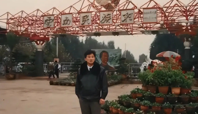 Cho cậu bé nghèo 3,8 triệu đồng giữa lúc khó khăn, người đàn ông không ngờ 20 năm sau được trả ơn theo cách này