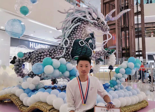 Phát hiện người đàn ông kiếm hơn 7,7 tỷ đồng/năm nhờ bán bóng bay