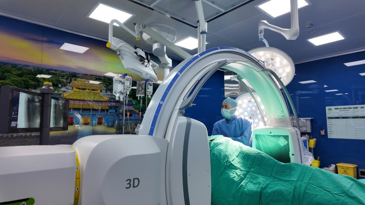 TS.BS Lê Quang Huy thực hiện thay khớp háng bằng phương pháp SuperPATH