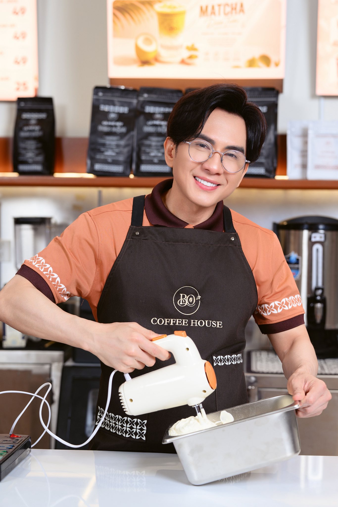 Tình hình quán cà phê của nam ca sĩ 50 tuổi nổi đình đám 1 thời