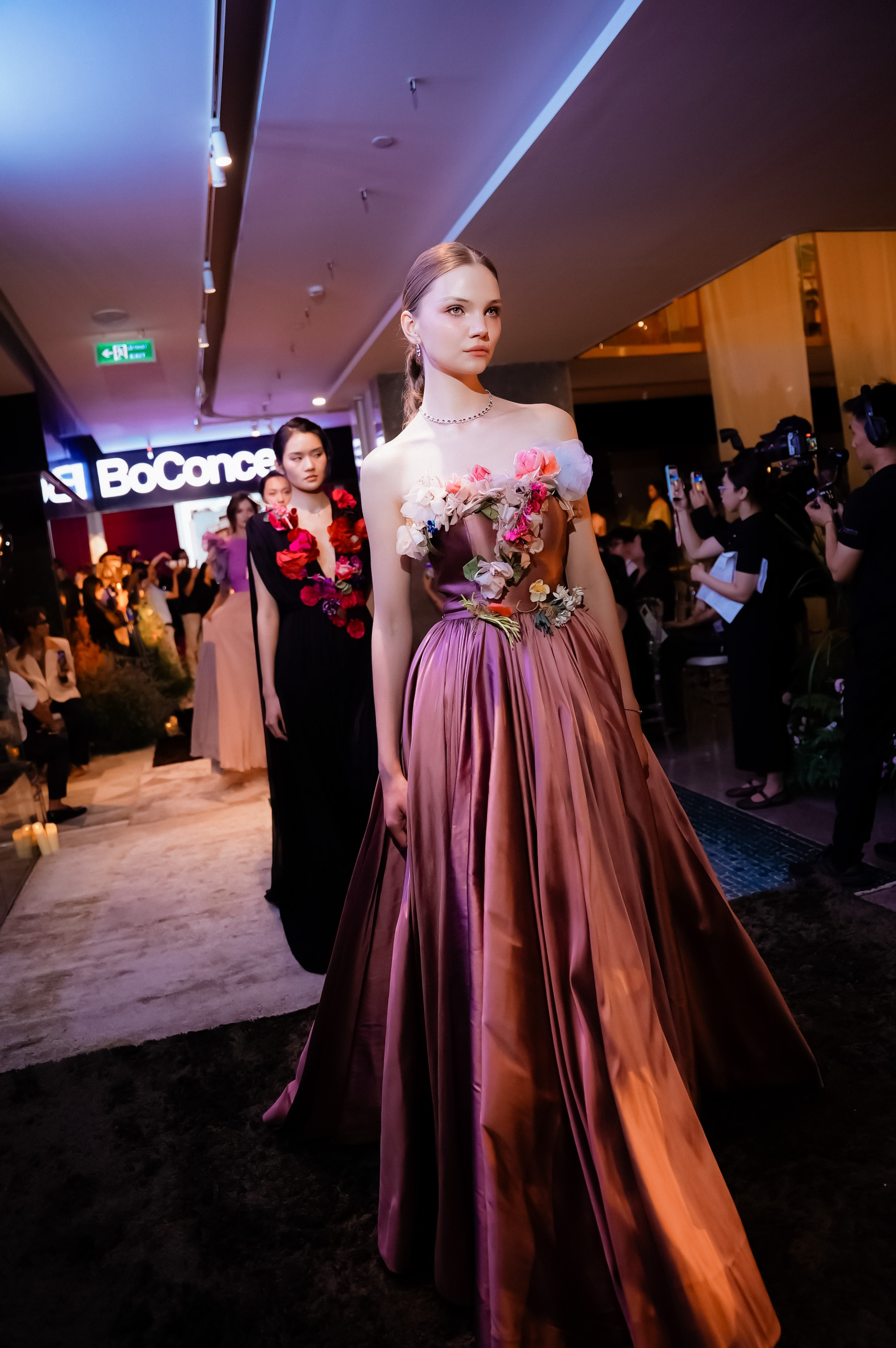 Lý Quí Khánh gây chú ý với show thời trang giữa showroom nội thất rộng 3.000m2 ở Hà Nội