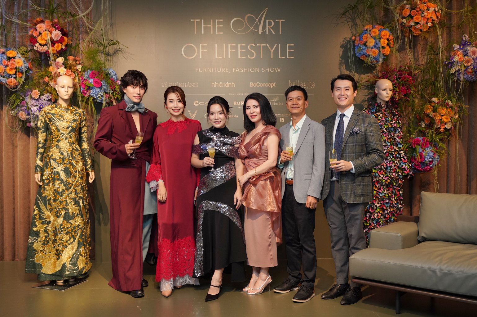 Lý Quí Khánh gây chú ý với show thời trang giữa showroom nội thất rộng 3.000m2 ở Hà Nội