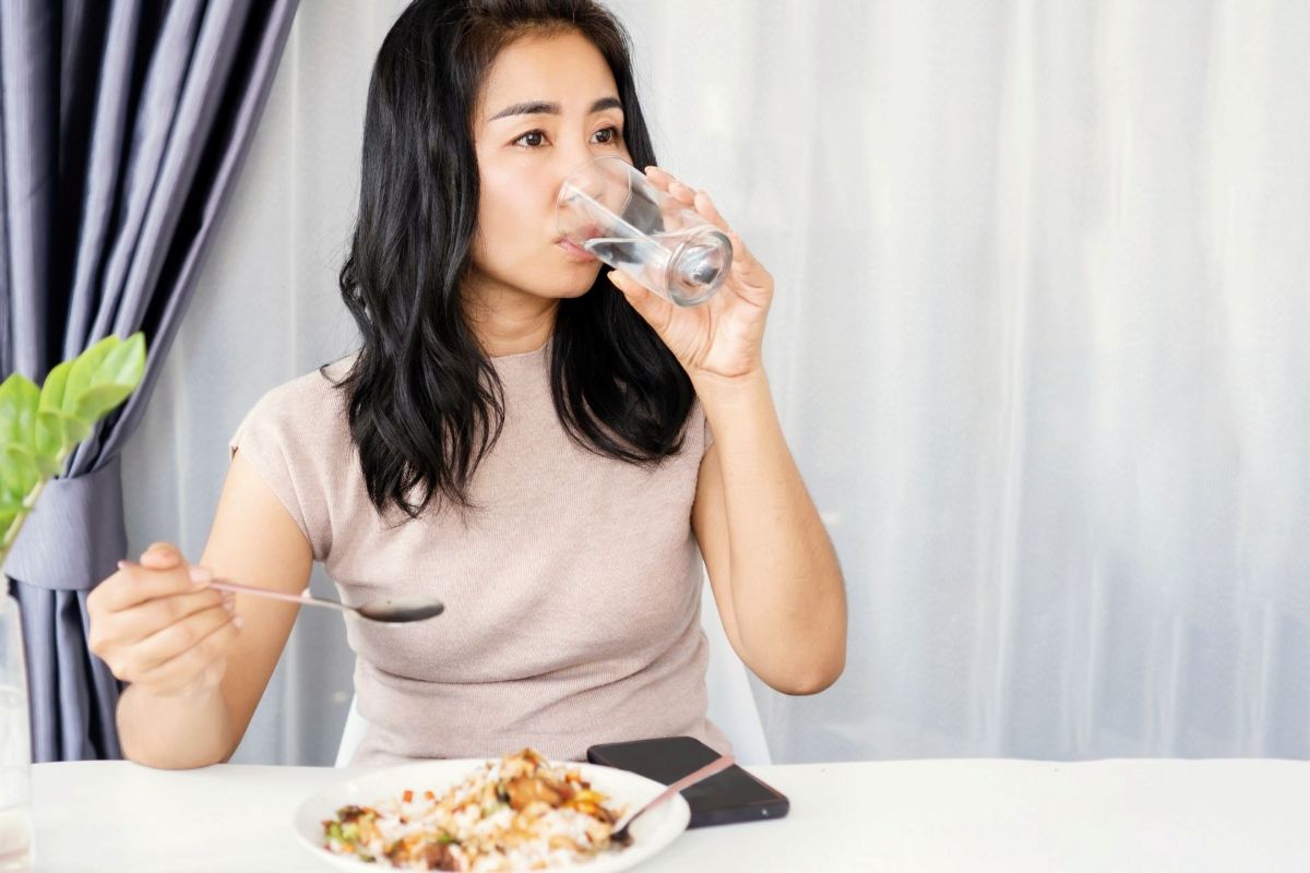 Lời khuyên cho tất cả những ai có thói quen vừa ăn vừa uống