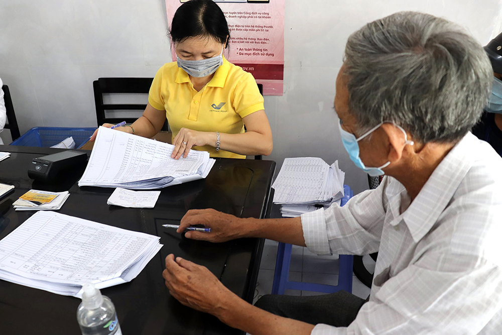 Chi trả lương hưu, trợ cấp BHXH cho người hưởng. (Nguồn ảnh: Internet)
