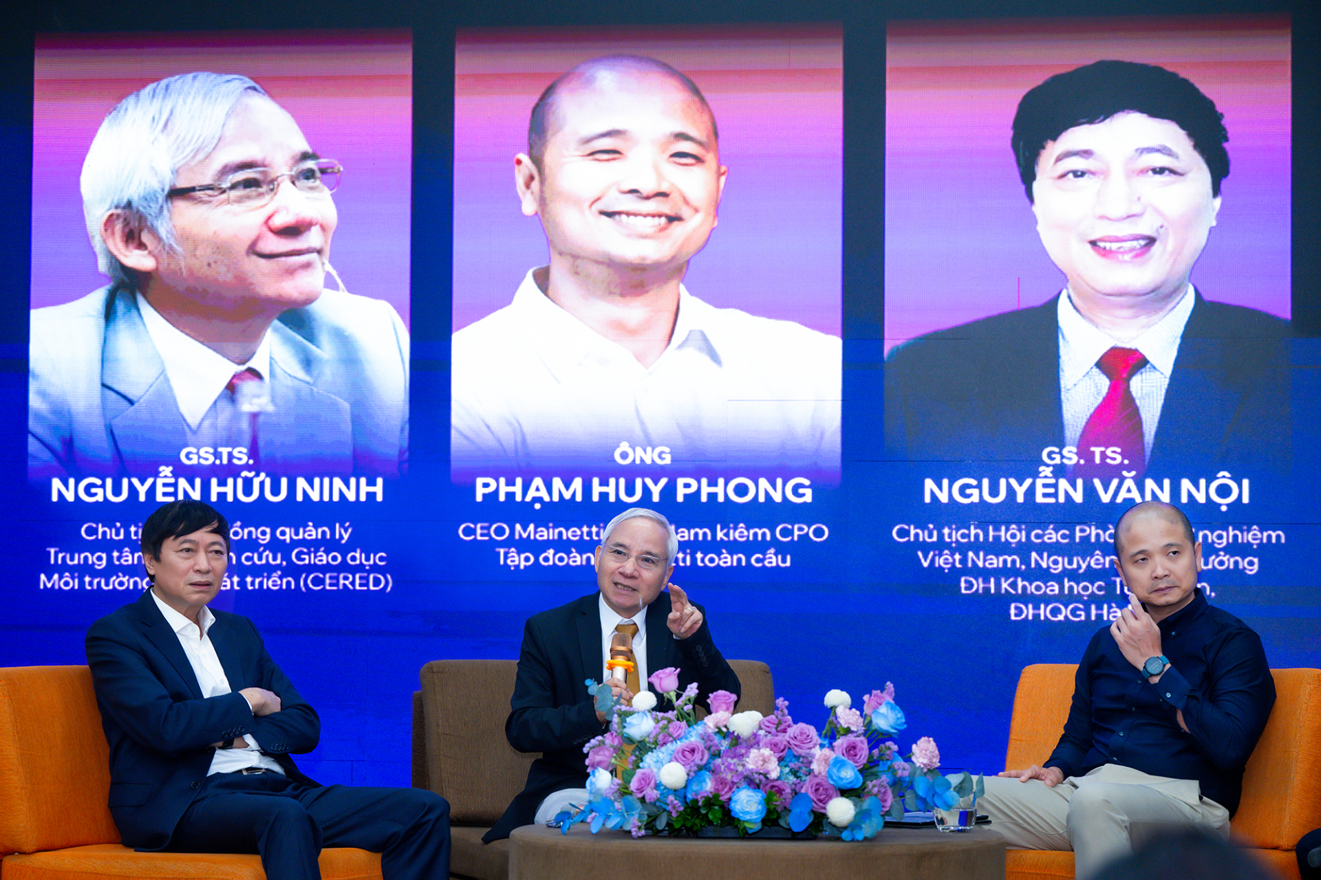 Phiên tọa đàm hội thảo có sự tham gia của GS.TS. Nguyễn Hữu Ninh, GS.TS. Nguyễn Văn Nội và doanh nhân Phạm Huy Phong