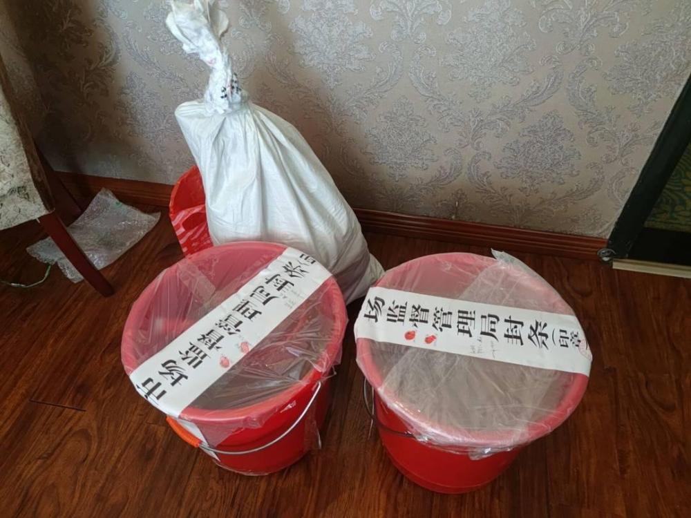 Đột kích 1 khách sạn, công an bắt giữ 2 người, tịch thu hơn 100 kg mật ong giả