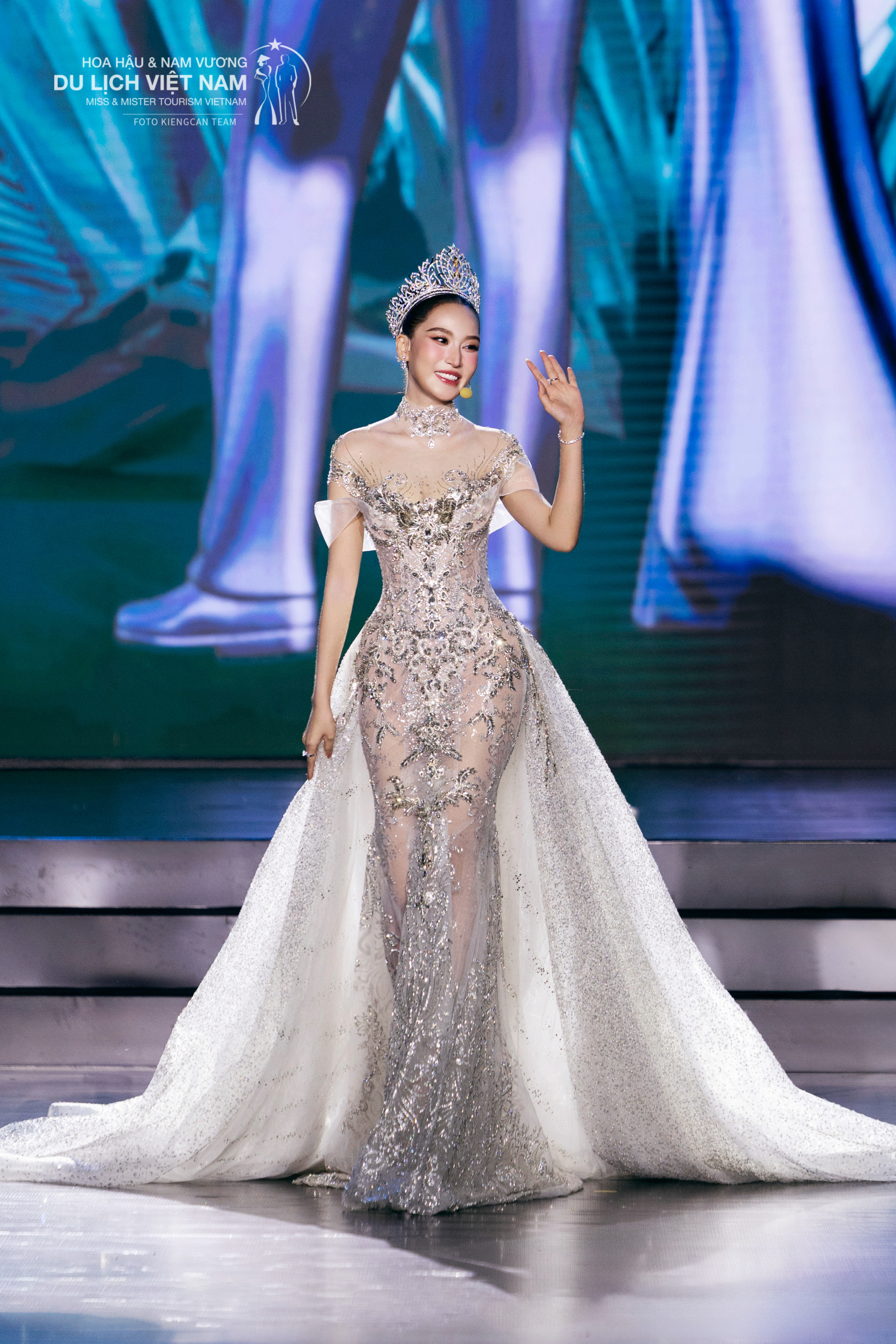 Nàng hậu sinh năm 2005 khoe nhan sắc rạng rỡ, khép lại nhiệm kỳ nhiều dấu ấn đáng nhớ