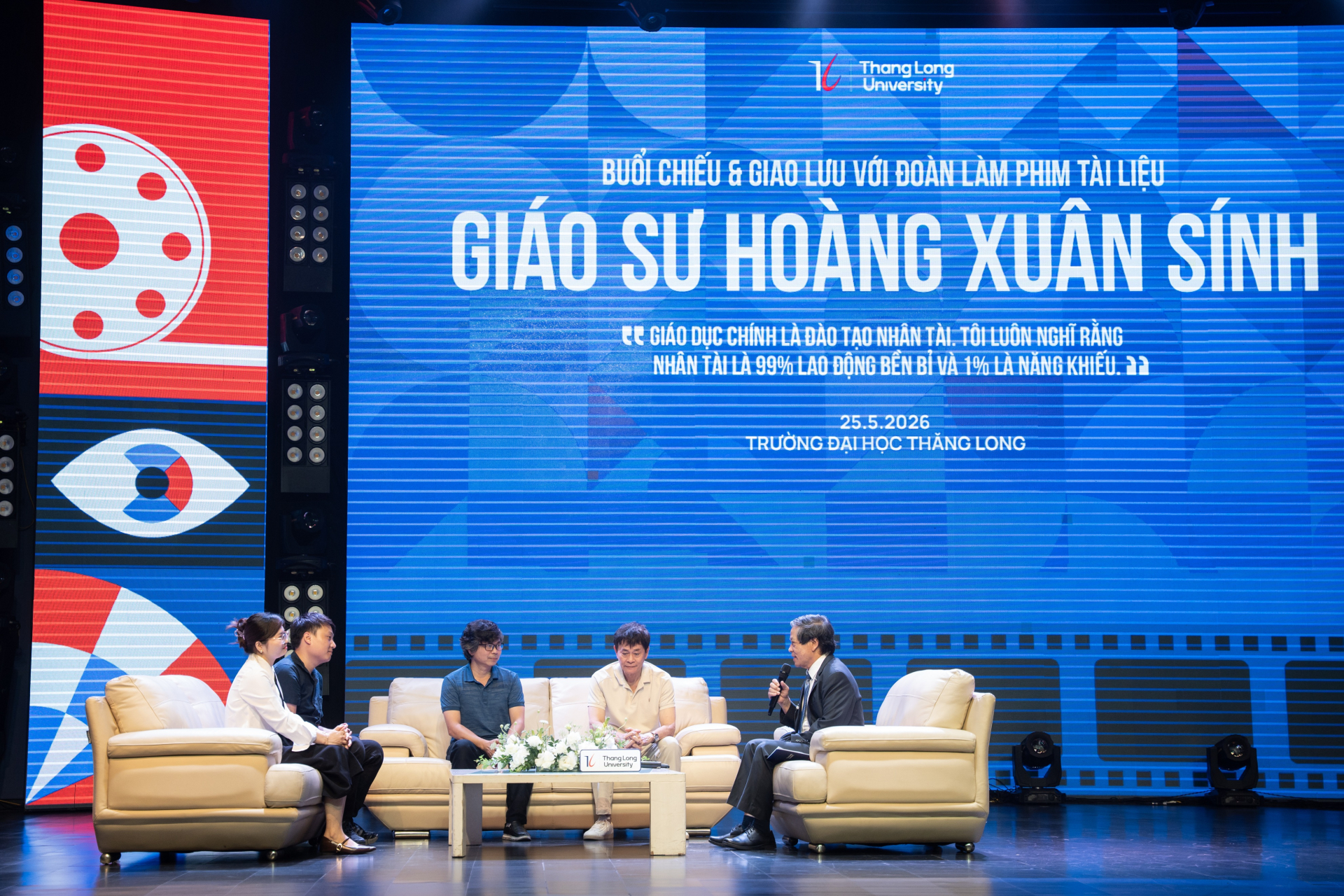 Buổi giao lưu diễn ra tại Hội trường Tạ Quang Bửu, Trường Đại học Thăng Long