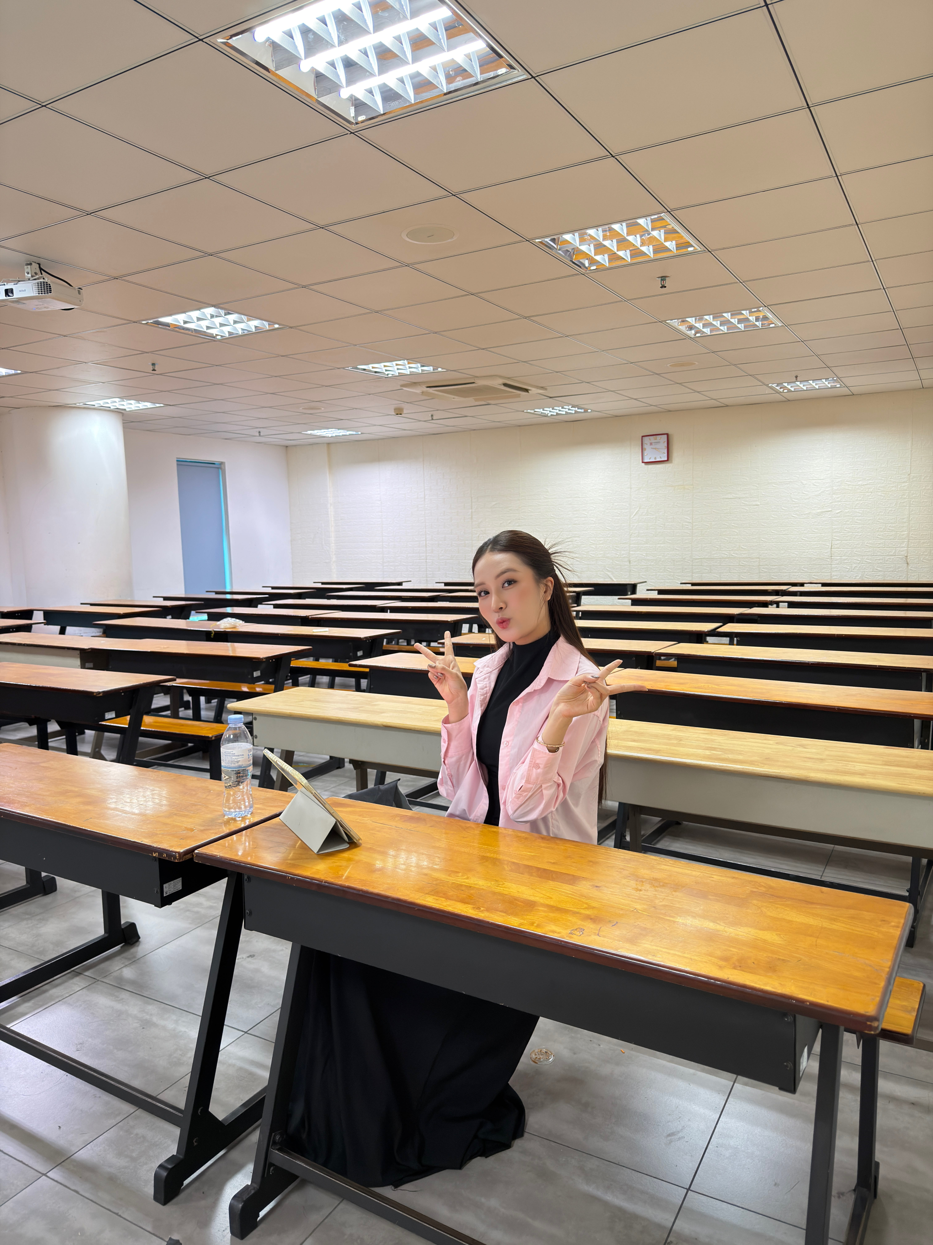 Nàng hậu sinh năm 2005 khoe nhan sắc rạng rỡ, khép lại nhiệm kỳ nhiều dấu ấn đáng nhớ