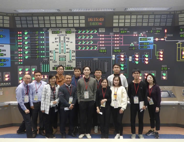Sinh viên Đại học Bách khoa Hà Nội tham quan nhà máy điện hạt nhân tại Nhật Bản (Ảnh: HUST EDU)