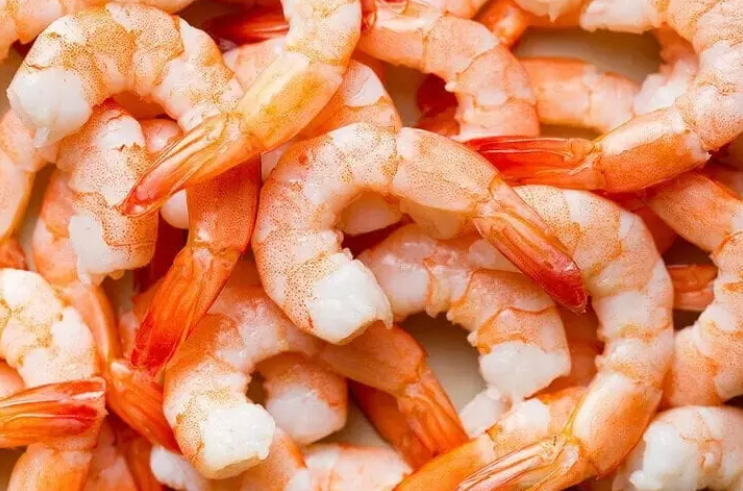 Luộc tôm đừng chỉ cho mỗi nước: Thêm 1 trong 2 gia vị này, tôm đỏ au, thịt ngọt săn chắc