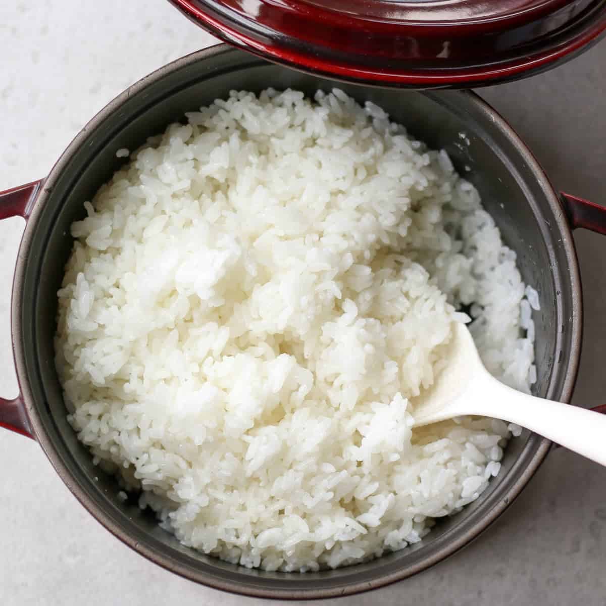 Nấu cơm đừng chỉ cho nước, nhớ thêm vài giọt này: Hạt cơm bóng dẻo, thơm ngon, để lâu không thiu