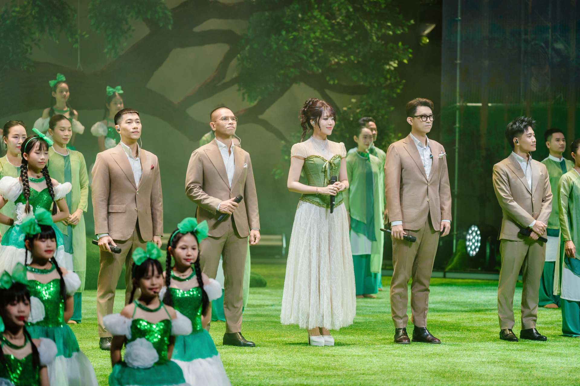 Tiết mục được khán giả nhắc nhiều sau chương trình là “Mãi nương tựa bên người”