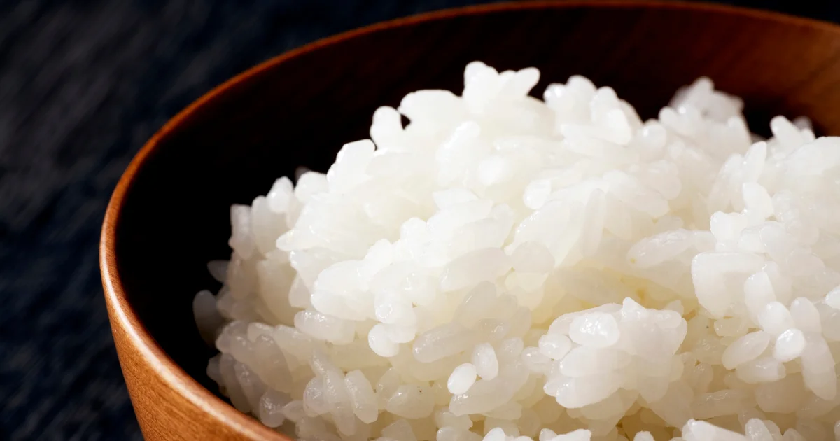 Nấu cơm đừng chỉ cho nước, nhớ thêm vài giọt này: Hạt cơm bóng dẻo, thơm ngon, để lâu không thiu