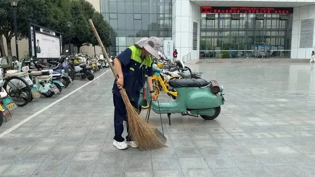 Nữ công nhân vệ sinh 33 tuổi đỗ thạc sĩ: Chỉ cần chăm chỉ hơn người thông minh nhất, nỗ lực hơn người chăm chỉ nhất một chút
