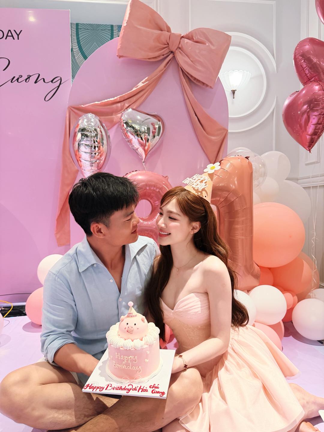 Hòa Minzy tận hưởng sinh nhật hạnh phúc bên cạnh hôn phu